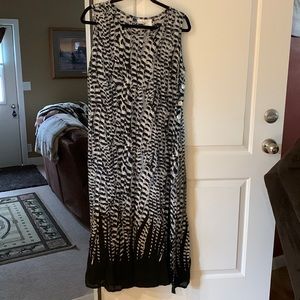 Women’s sleeveless long dress size small.